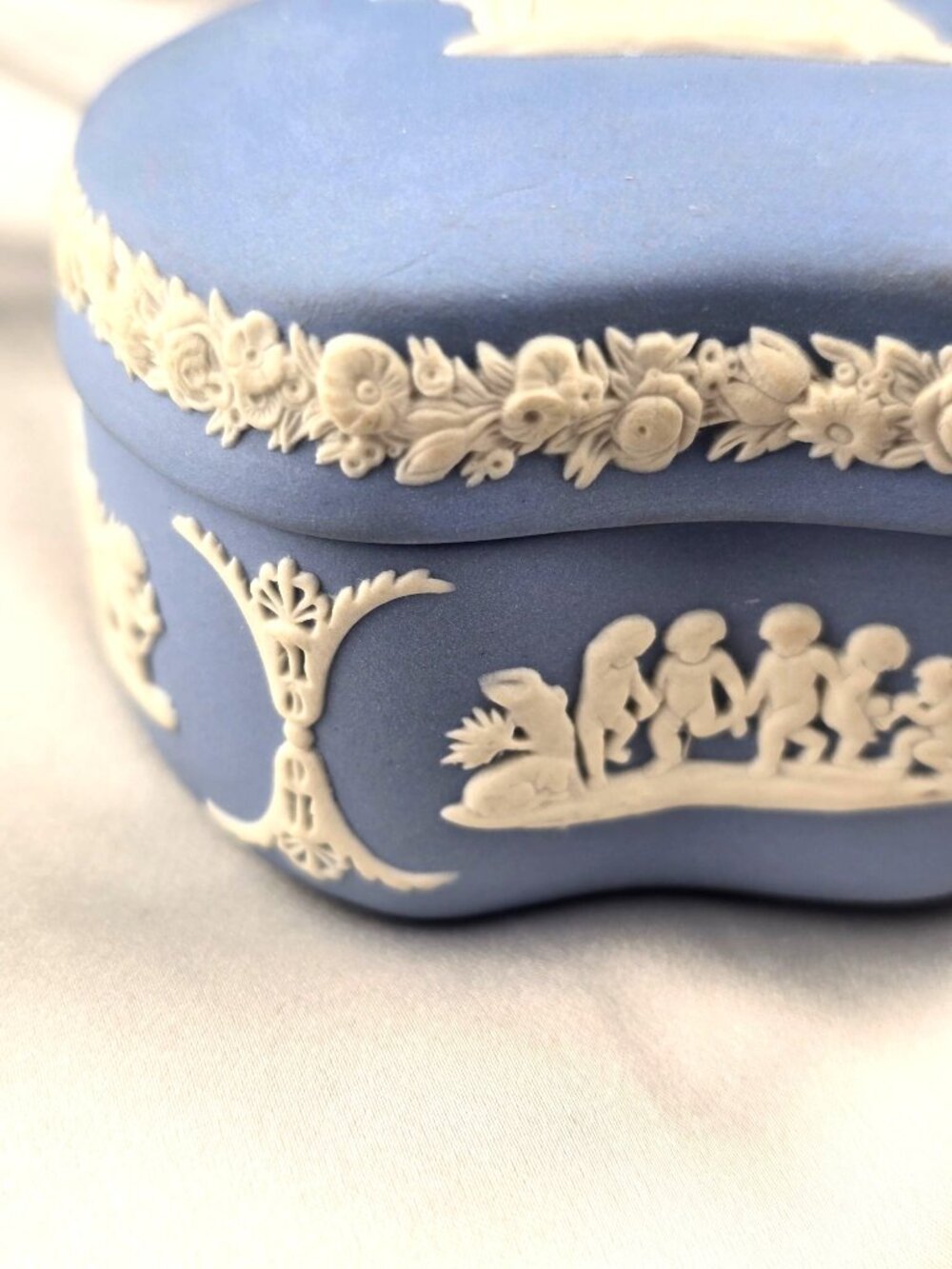 Wedgewood Blue Cupid Oracle Relief Kidney-Shaped Trinket Box - Picture 4 of 12